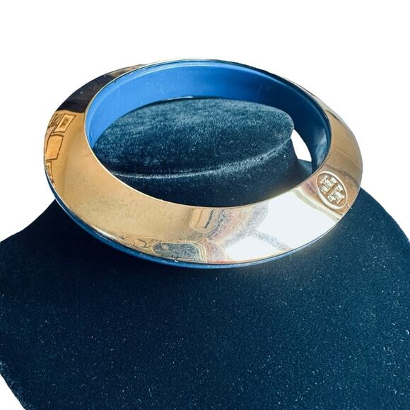 Tory Burch - Gold and Navy Resin Oval Bangle Bracelet - Picture 3 of 10